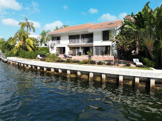 363 Centre Island, Golden Beach
