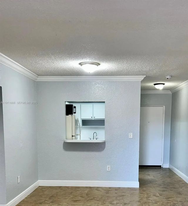 3 of 10 - 575 W 69th Street #208, Hialeah, FL