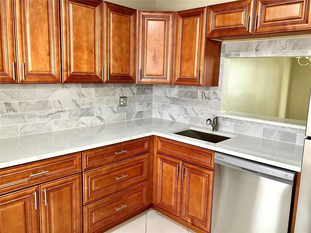 4270 Nw 40th Street #103, Lauderdale Lakes