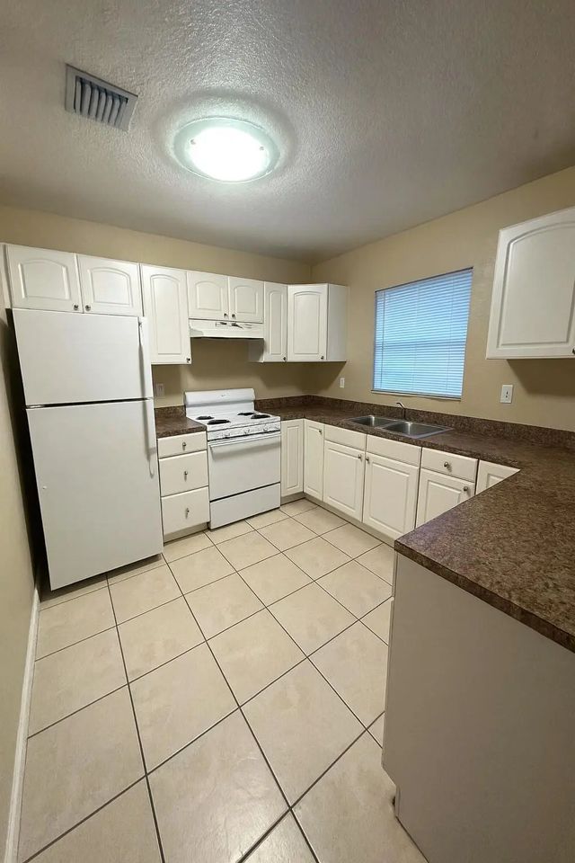 5 of 13 - 734 Nw 13th Terrace, Fort Lauderdale, FL