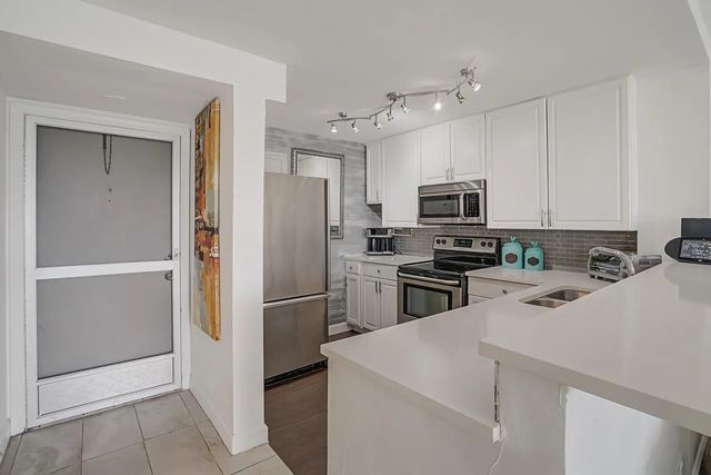3 of 39 - 1609 N Riverside Drive #304, Pompano Beach, FL