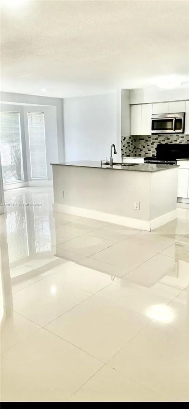 4 of 8 - 977 Riverside Drive #211, Coral Springs, FL