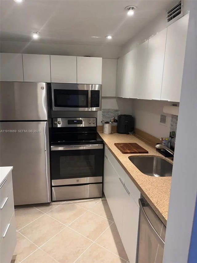 4 of 9 - 1000 West Avenue #225, Miami Beach, FL