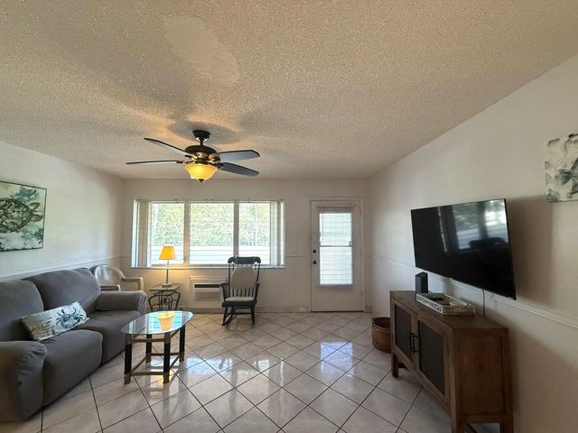3 of 16 - 900 Sw 10th Terrace, Hallandale Beach, FL