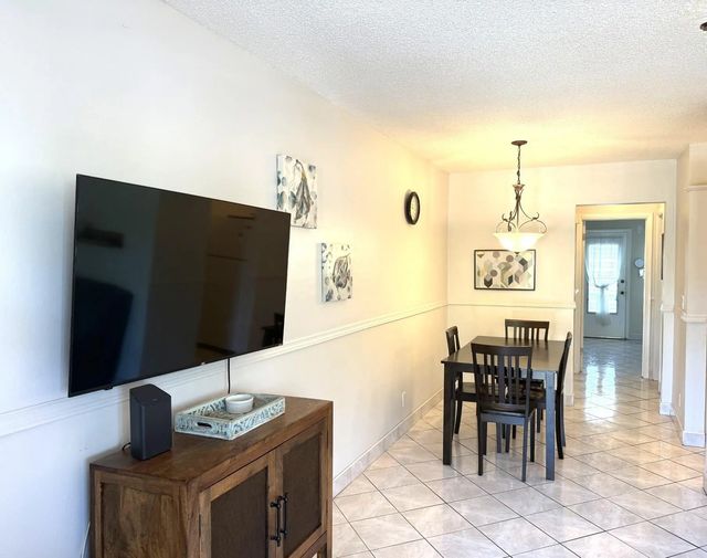 5 of 16 - 900 Sw 10th Terrace, Hallandale Beach, FL