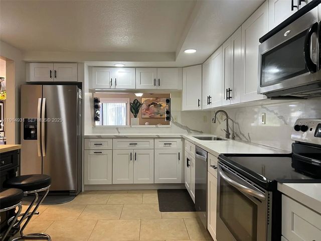 3 of 28 - 9894 Fairway Cove Lane, Plantation, FL