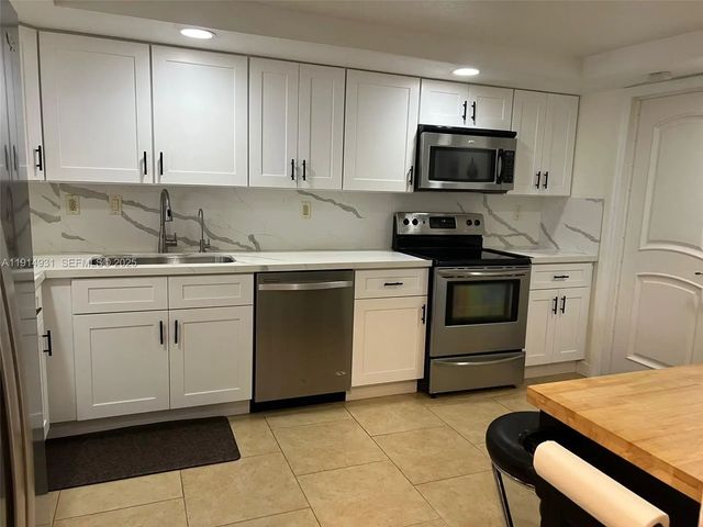 4 of 28 - 9894 Fairway Cove Lane, Plantation, FL