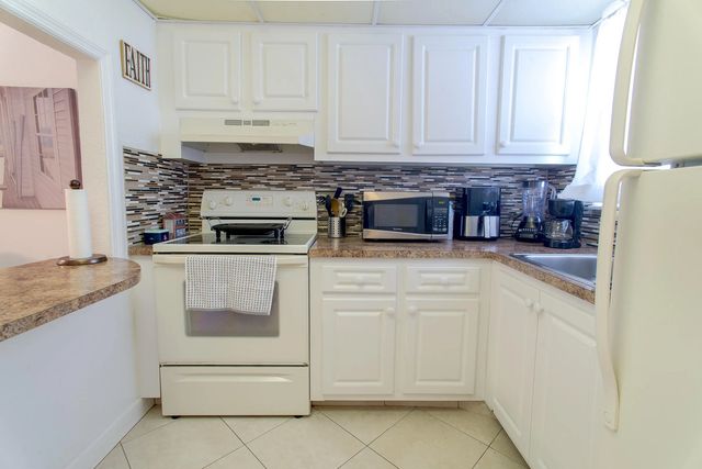 3091 E Sun Sunrise Lakes Drive E #207, Sunrise