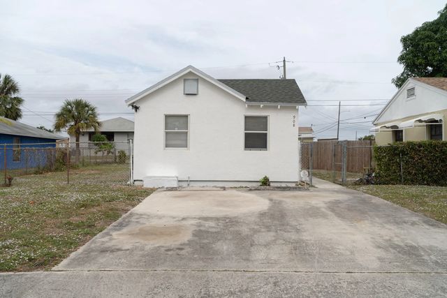 3 of 40 - 908 W 5th Street, Riviera Beach, FL