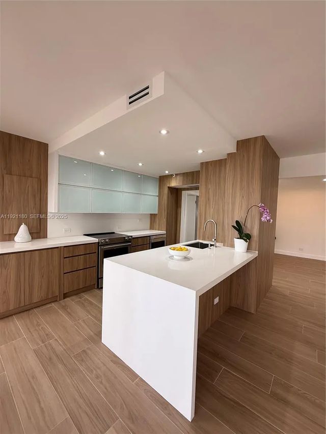 20191 E Country Club Drive #504, Aventura