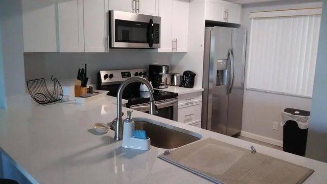 2 of 10 - 3050 Presidential Way #206, West Palm Beach, FL