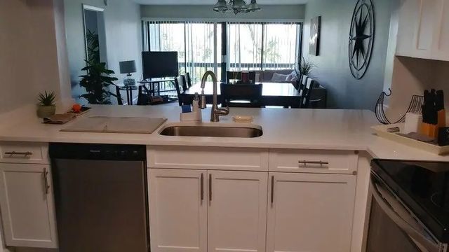 4 of 10 - 3050 Presidential Way #206, West Palm Beach, FL
