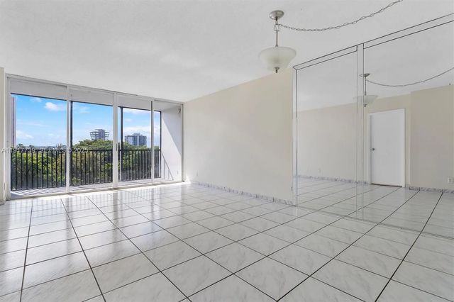 3 of 16 - 3101 N Country Club Drive #504, Aventura, FL