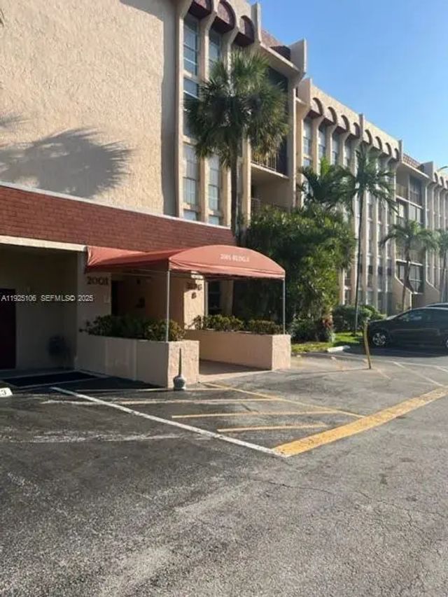 2001 Atlantic Shores Boulevard #105, Hallandale Beach