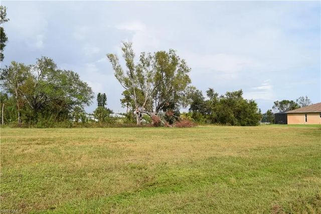 2221 Ne 25th Terrace, Cape Coral