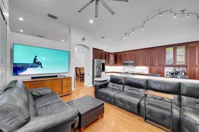 1135 Satinleaf Street, Hollywood