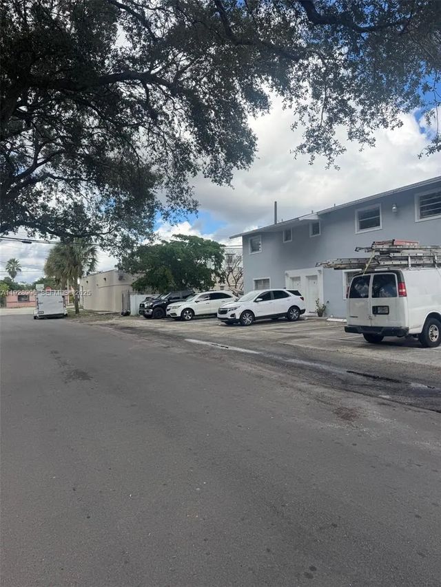 4 of 6 - 3821 Sw 13th Court, Fort Lauderdale, FL