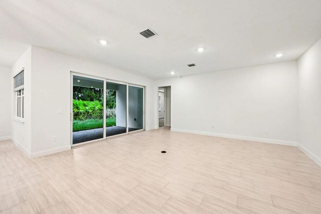 5 of 36 - 5625 Hampton Park Circle, Vero Beach, FL