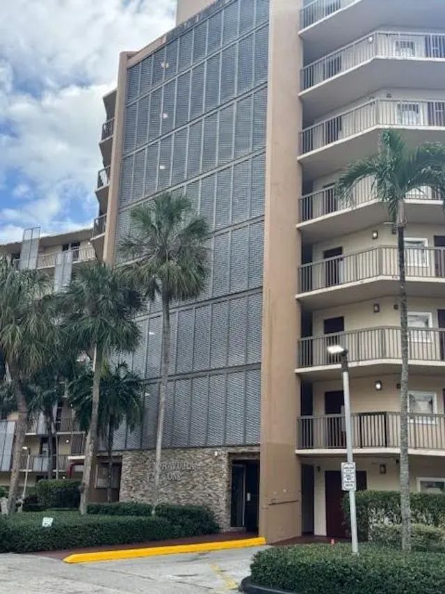 4 of 32 - 3301 N Country Club Drive #506, Aventura, FL