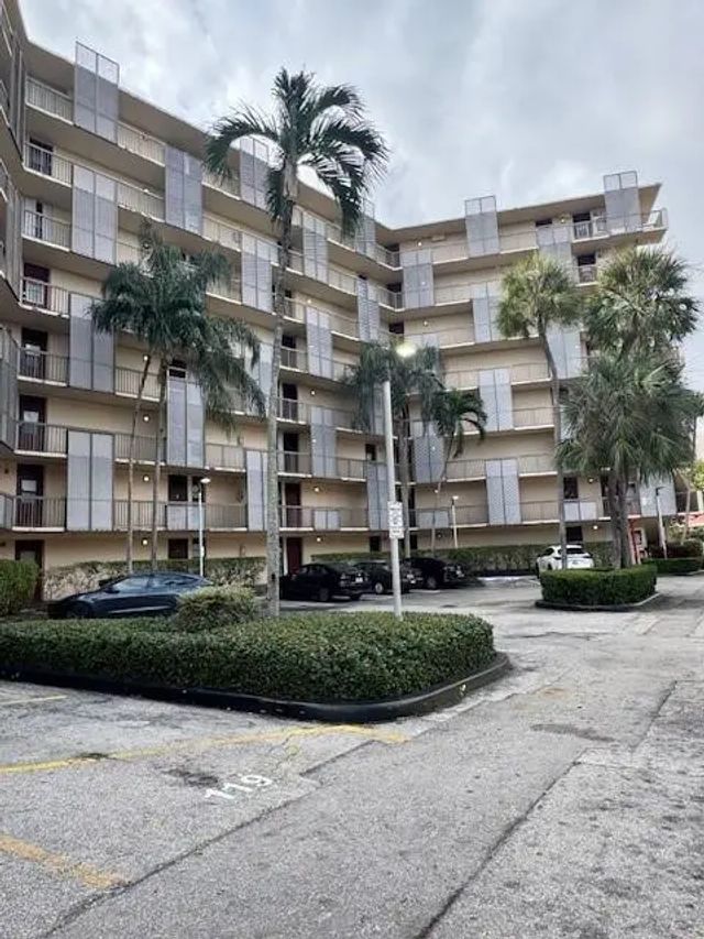 5 of 32 - 3301 N Country Club Drive #506, Aventura, FL