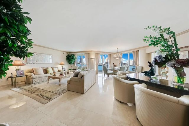 2600 Island Boulevard #703, Aventura
