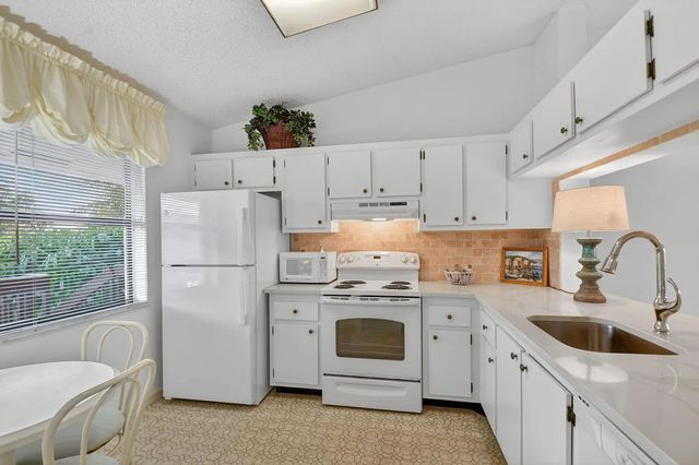 5 of 33 - 4542 Lucerne Lakes Boulevard E #202, Lake Worth, FL