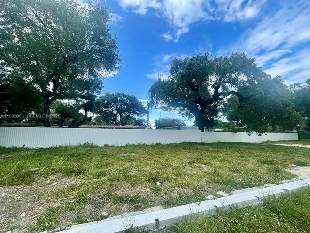 5 of 7 - 2451 Nw 167th Street, Miami Gardens, FL