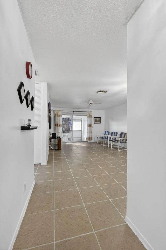 5 of 31 - 2833 Crosley Drive W #c, West Palm Beach, FL