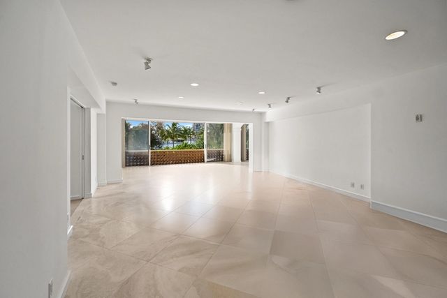 4 of 25 - 369 S Lake Drive #2e, Palm Beach, FL