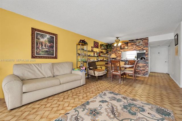 5 of 30 - 12027 S Greenway Circle #206, Royal Palm Beach, FL