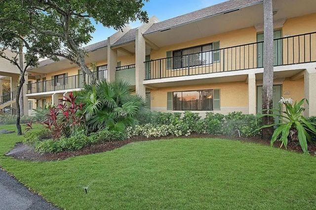 416 Meadows Circle, Boynton Beach