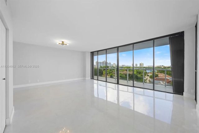 20281 E Country Club Drive #501, Aventura