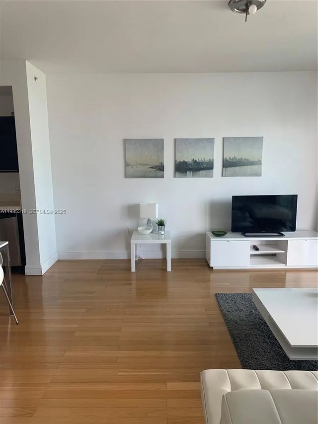 5 of 12 - 90 Sw 3rd Street #1211, Miami, FL