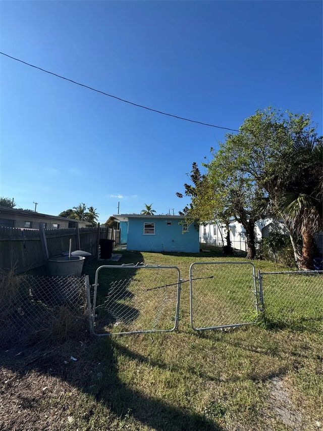2 of 9 - 812 N 17th Street, Fort Pierce, FL