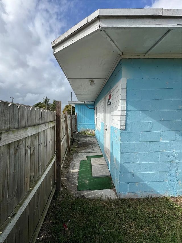 5 of 9 - 812 N 17th Street, Fort Pierce, FL