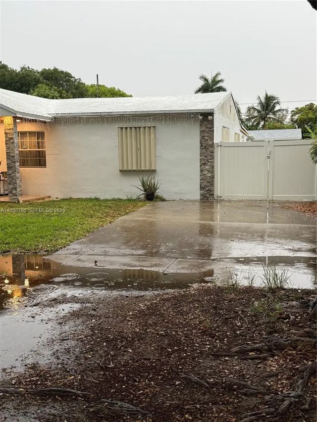 3 of 32 - 1031 Ne 142nd Street, North Miami, FL