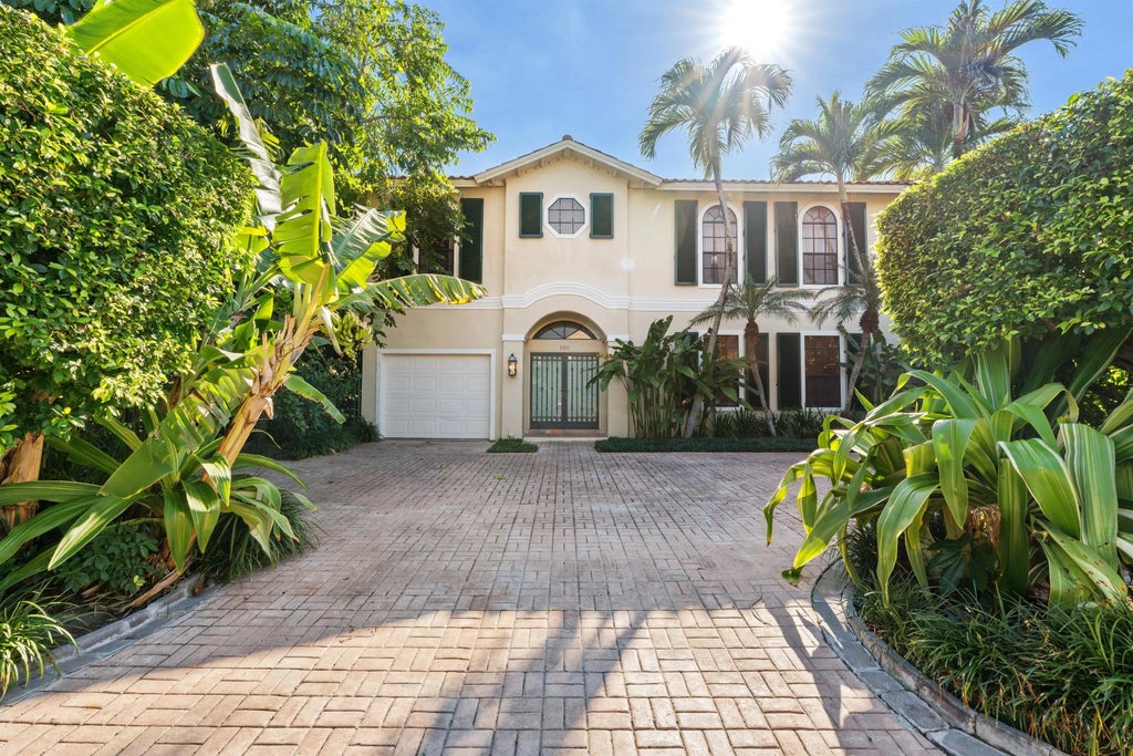 206 Queens Lane, Palm Beach