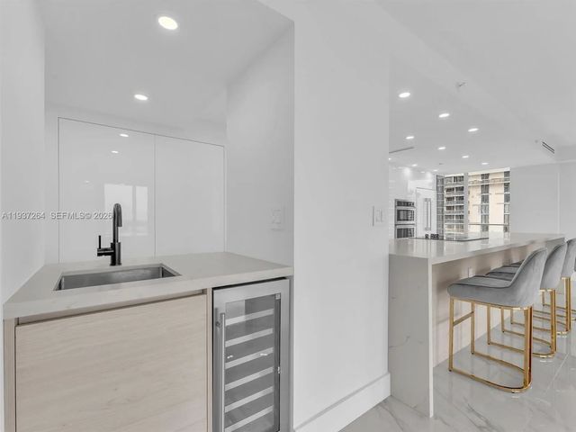 2 of 34 - 19707 Turnberry Way #25d, Aventura, FL
