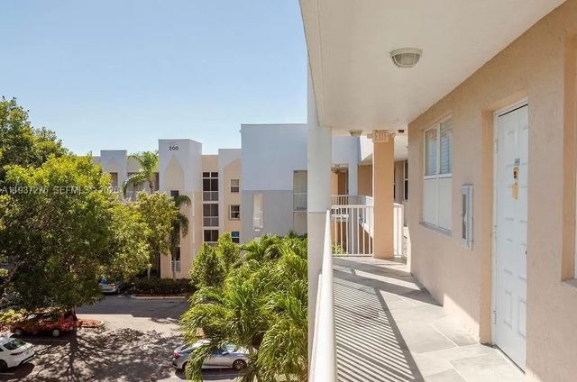 3 of 49 - 2601 N Nob Hill Road #402, Sunrise, FL