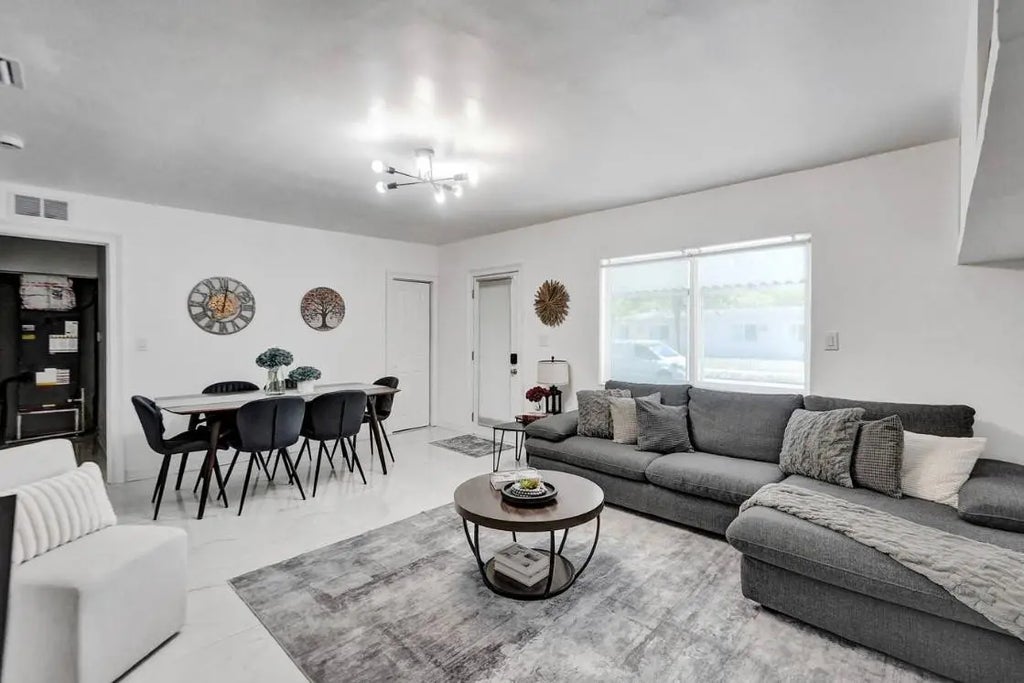 2001 Washington Street, Hollywood