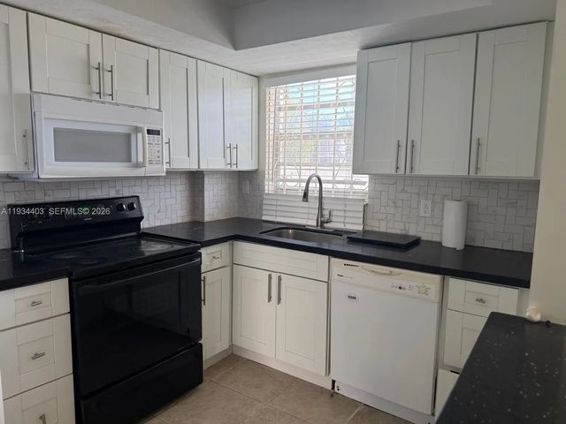 4 of 7 - 910 Michigan Avenue #305, Miami Beach, FL