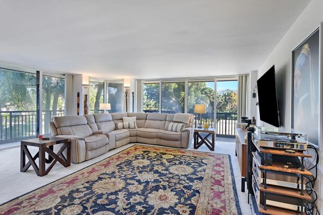 2427 Presidential Way #204, West Palm Beach