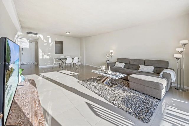3 of 31 - 5601 Collins Avenue #1618, Miami Beach, FL