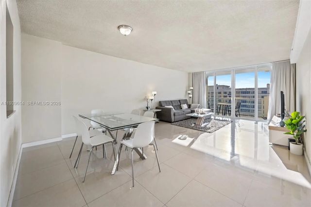 4 of 31 - 5601 Collins Avenue #1618, Miami Beach, FL