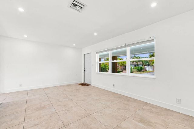 3 of 32 - 4841 Ne 5th Terrace, Fort Lauderdale, FL