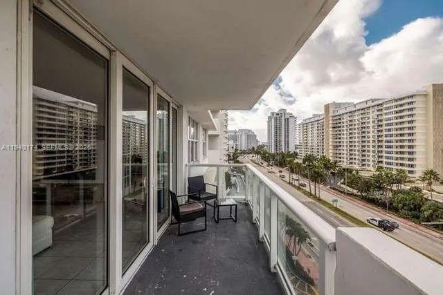 4 of 39 - 5601 Collins Avenue #825, Miami Beach, FL
