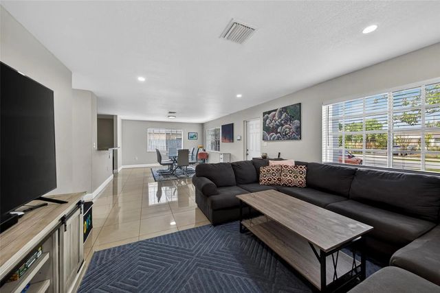 3 of 31 - 348 Nw 40th Court, Oakland Park, FL