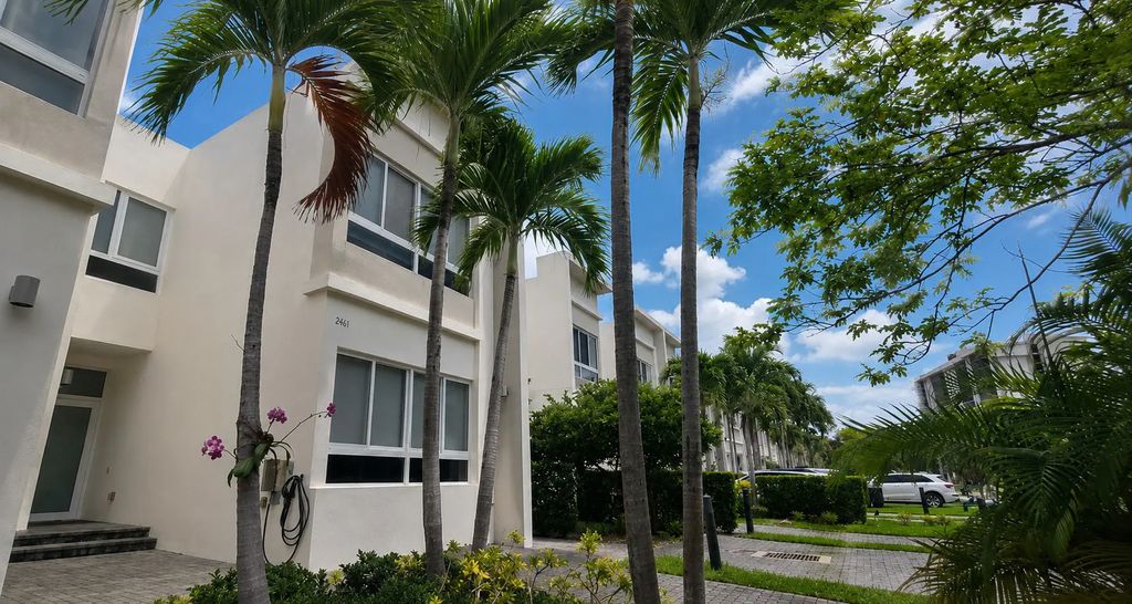 2461 Ne 135th Street, North Miami