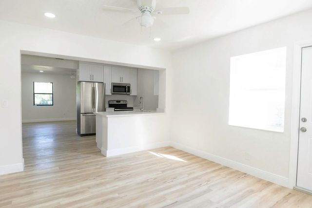 4 of 15 - 924 Nw 11th Court, Fort Lauderdale, FL