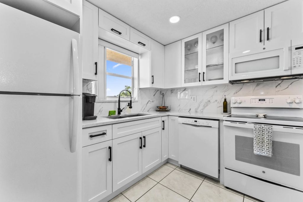 225 Bonnie Boulevard #302, Palm Springs